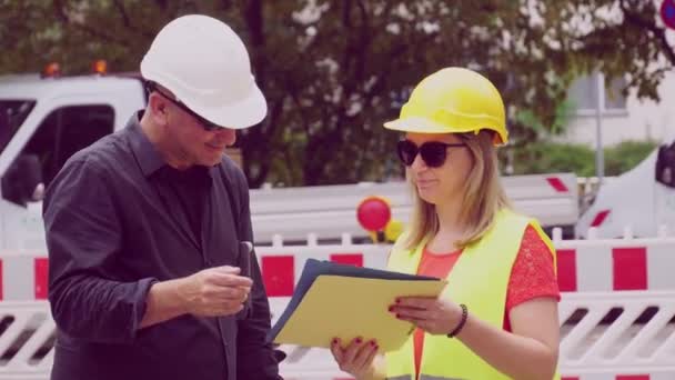 Gerente Obra Sacudiendo Mano Ingeniera Haciendo Algunas Preguntas Sobre Planos — Vídeos de Stock