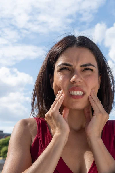Młoda Brunetka Kobieta Cierpiąca Ciężkim Zęba — Zdjęcie stockowe