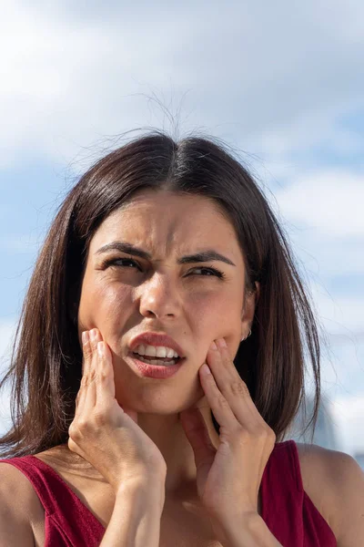 Młoda Brunetka Kobieta Cierpiąca Ciężkim Zęba — Zdjęcie stockowe