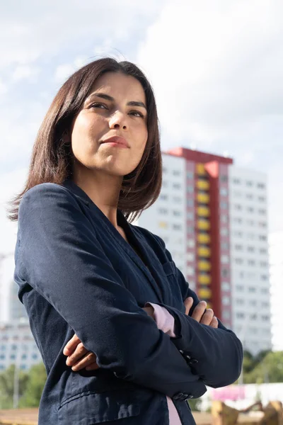 Portrait Young Businesswoman Standing High Buildings Crossing Her Arms — Stock Photo, Image
