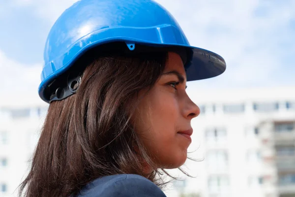Närbild Profil Porträtt Kvinnlig Ingenjör Klädd Blå Skyddshjälm — Stockfoto