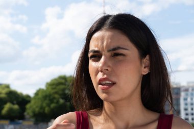 Belirsiz genç esmer kadın, açık havada