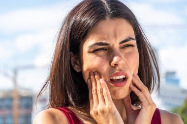 Korkunç bir diş ağrısı ile acı genç esmer kadın