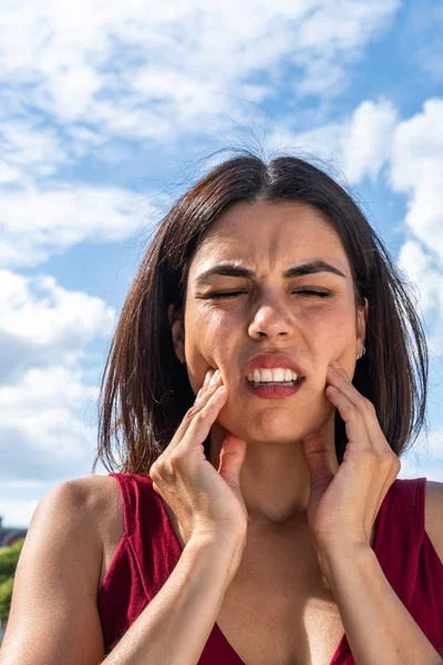 Młoda Brunetka Kobieta Cierpiąca Okropnym Bólu Zębów — Zdjęcie stockowe
