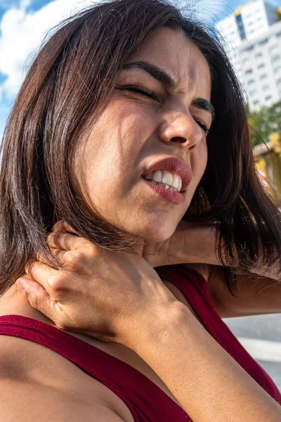 痛苦的女人按摩她僵硬的脖子 — 图库照片