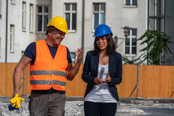 Dos Ingenieros Civiles Hombre Una Joven Morena Hablando Riendo Durante — Foto de Stock