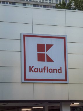 Berlin, Almanya - 8 Mayıs 2018: Lidl ve Handelshof'un da sahibi olan Schwarz Gruppe'nin bir parçası olan Kaufland Tabelası, Alman hipermarket zinciri