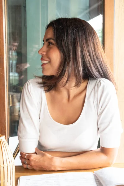 Profile Portrait Young Brunette Woman Sitting Desk — Stock Photo, Image