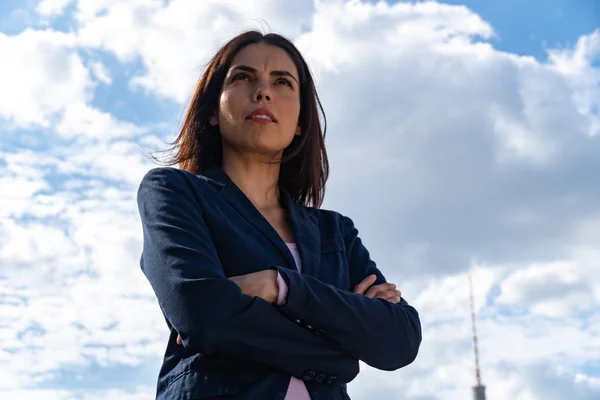 Low Angle Portrait Young Businesswoman Standing Outdoors Crossing Her Arms — Stock Photo, Image