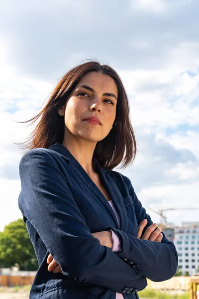 Low Angle Portrait Young Businesswoman Standing Outdoors Crossing Her Arms — Stock Photo, Image