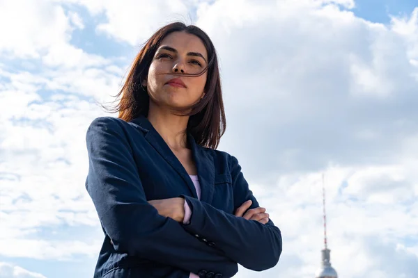 Low Angle Portrait Young Businesswoman Standing Outdoors Crossing Her Arms — Stock Photo, Image