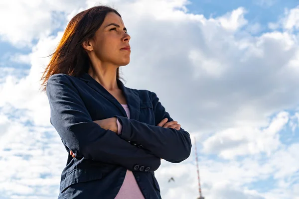 Low Angle Portrait Young Businesswoman Standing Outdoors Crossing Her Arms — Stock Photo, Image