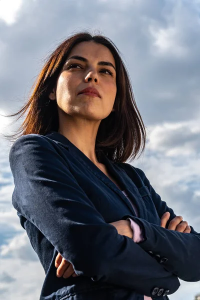 Low Angle Portrait Young Businesswoman Standing Outdoors Crossing Her Arms — Stock Photo, Image