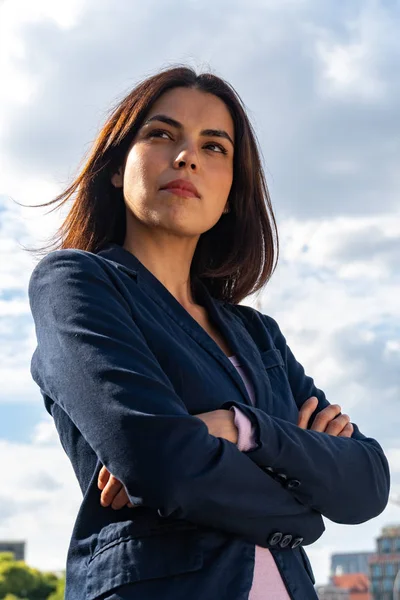 Low Angle Portrait Young Businesswoman Standing Outdoors Crossing Her Arms — Stock Photo, Image