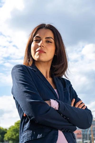 Low Angle Portrait Young Businesswoman Standing Outdoors Crossing Her Arms — Stock Photo, Image