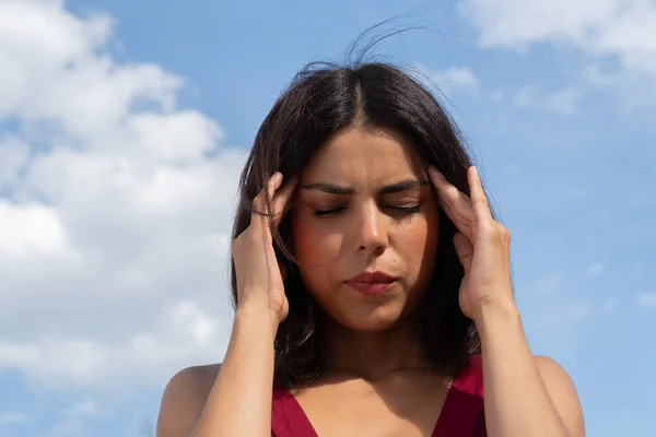 Close Portret Van Een Brunette Vrouw Wrijven Haar Slapen Een — Stockfoto