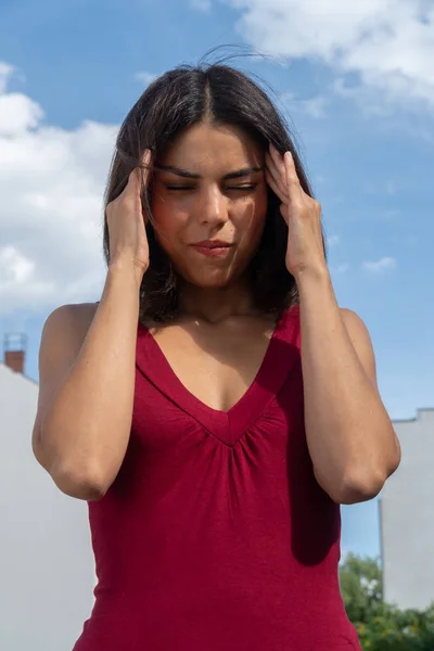 Close Portret Van Een Brunette Vrouw Wrijven Haar Slapen Een — Stockfoto