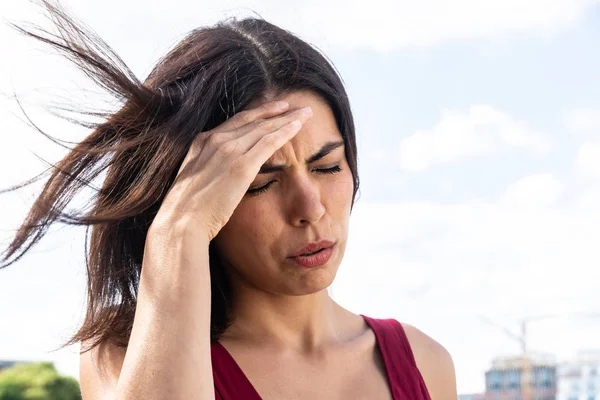 Close Portret Van Een Brunette Vrouw Omgaan Met Een Vreselijke — Stockfoto