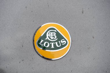 Roma, İtalya - 12 Ağustos 2019: Gri bir arabanın önündeki Lotus Cars sembolü. Lotus Cars spor otomobil ve yarış arabaları üreten bir İngiliz otomotiv şirketidir