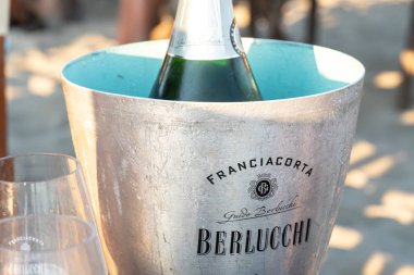 Roma, İtalya - 15 Ağustos 2019: İtalyan spumante Franciacorta Berlucchi. 1955 yılında kurulan ve Franciacorta'da şarapla eş anlamlı olan Guido Berlucchi & C., pazar lideridir.