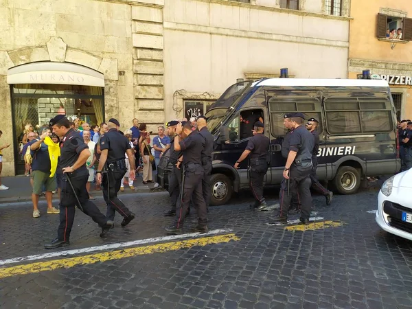 Roma Itália Agosto 2019 Multidão Pessoas Jornalistas Policiais Esperando Deputado — Fotografia de Stock