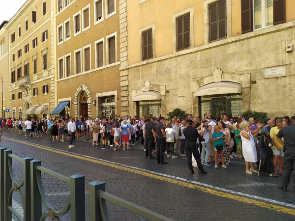 Rome Olaszország Augusztus 2019 Tömeg Emberek Rendőrök Várja Helyettes Matteo — Stock Fotó