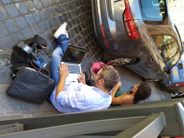 意大利罗马 2019年8月20日 两名摄影师坐在人行道上 用电脑上网本编辑他们的照片 — 图库照片