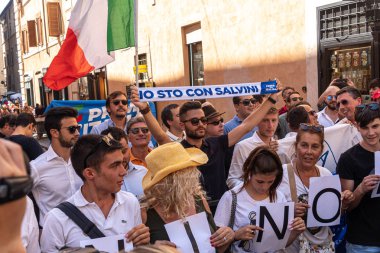 Roma, İtalya - 20 Ağustos 2019: İtalya Başbakan Yardımcısı Matteo Salvini 'nin destekçileri, Başbakan Giuseppe Conte' nin devam eden hükümet kriziyle ilgili konuşması öncesinde Palazzo Madama 'nın önünde gösteri yaptılar