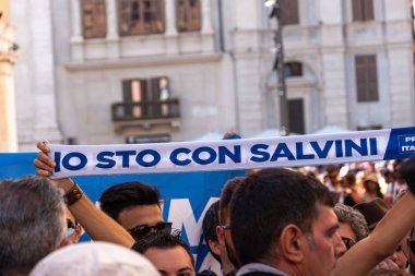 Roma, İtalya - 20 Ağustos 2019: İtalya Başbakan Yardımcısı Matteo Salvini 'nin destekçileri, Başbakan Giuseppe Conte' nin devam eden hükümet kriziyle ilgili konuşması öncesinde Palazzo Madama 'nın önünde gösteri yaptılar