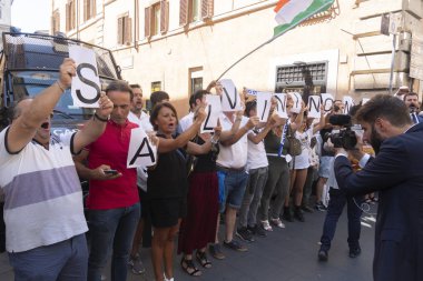 Roma, İtalya - 20 Ağustos 2019: İtalya Başbakan Yardımcısı Matteo Salvini 'nin destekçileri, Başbakan Giuseppe Conte' nin devam eden hükümet kriziyle ilgili konuşması öncesinde Palazzo Madama 'nın önünde gösteri yaptılar