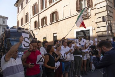 Roma, İtalya - 20 Ağustos 2019: İtalya Başbakan Yardımcısı Matteo Salvini 'nin destekçileri, Başbakan Giuseppe Conte' nin devam eden hükümet kriziyle ilgili konuşması öncesinde Palazzo Madama 'nın önünde gösteri yaptılar