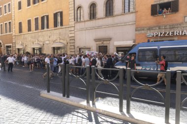 Roma, İtalya - 20 Ağustos 2019: Hükümet krizi günü boyunca Senato dışında Başbakan Yardımcısı Matteo Salvini ve Başbakan Giuseppe Conte'yi bekleyen insan ve polis kalabalığı