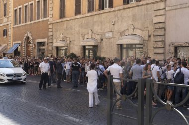 Roma, İtalya - 20 Ağustos 2019: Hükümet krizi günü boyunca Senato dışında Başbakan Yardımcısı Matteo Salvini ve Başbakan Giuseppe Conte'yi bekleyen insan ve polis kalabalığı