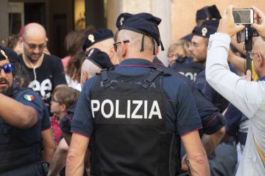Roma, İtalya - 20 Ağustos 2019: Hükümet krizi günü boyunca Senato dışında Başbakan Yardımcısı Matteo Salvini ve Başbakan Giuseppe Conte'yi bekleyen insan ve polis kalabalığı