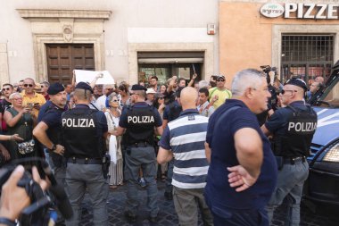 Roma, İtalya - 20 Ağustos 2019: Hükümet krizi günü boyunca Senato dışında Başbakan Yardımcısı Matteo Salvini ve Başbakan Giuseppe Conte'yi bekleyen insan ve polis kalabalığı