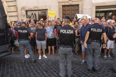 Roma, İtalya - 20 Ağustos 2019: Hükümet krizi günü boyunca Senato dışında Başbakan Yardımcısı Matteo Salvini ve Başbakan Giuseppe Conte'yi bekleyen insan ve polis kalabalığı