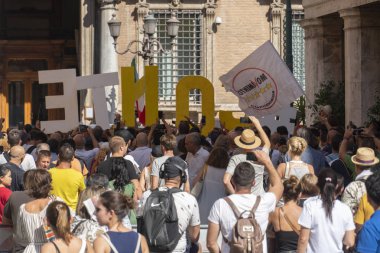 Roma, İtalya - 20 Ağustos 2019: İtalya Başbakanı Giuseppe Conte'nin destekçileri, devam eden hükümet krizi yle ilgili konuşmasından önce Palazzo Madama'nın (İtalyan Senatosu'nun koltuğu) önünde