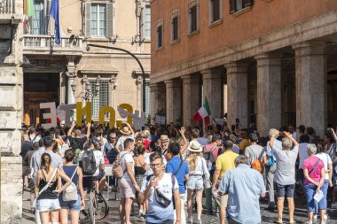 Roma, İtalya - 20 Ağustos 2019: İtalya Başbakanı Giuseppe Conte'nin destekçileri, devam eden hükümet krizi yle ilgili konuşmasından önce Palazzo Madama'nın (İtalyan Senatosu'nun koltuğu) önünde