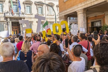Roma, İtalya - 20 Ağustos 2019: İtalya Başbakanı Giuseppe Conte'nin destekçileri, devam eden hükümet krizi yle ilgili konuşmasından önce Palazzo Madama'nın (İtalyan Senatosu'nun koltuğu) önünde