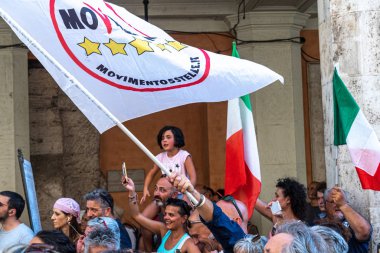 Roma, İtalya - 20 Ağustos 2019: Başbakan Giuseppe Conte'nin hükümet krizi hakkındaki konuşmasının olduğu gün Senato dışında Beş Yıldız Hareketi siyasi partisini destekleyen kalabalık
