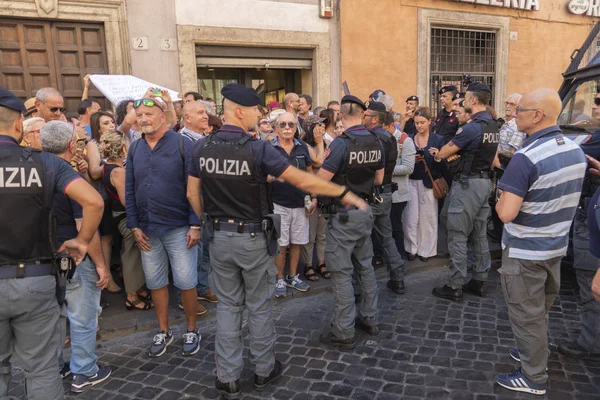 Roma Itália Agosto 2019 Multidão Pessoas Policiais Esperando Deputado Matteo — Fotografia de Stock