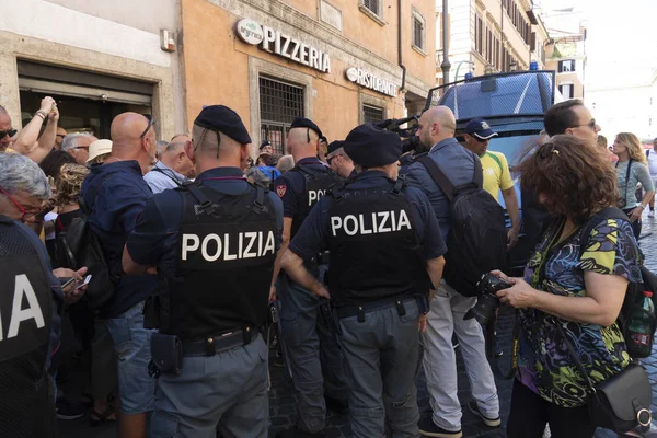 Roma Itália Agosto 2019 Multidão Pessoas Policiais Esperando Deputado Matteo — Fotografia de Stock