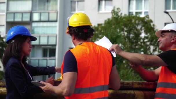 Gerente Construção Feminina Fornecendo Instruções Para Engenheiros Trabalhadores Canteiro Obras — Vídeo de Stock