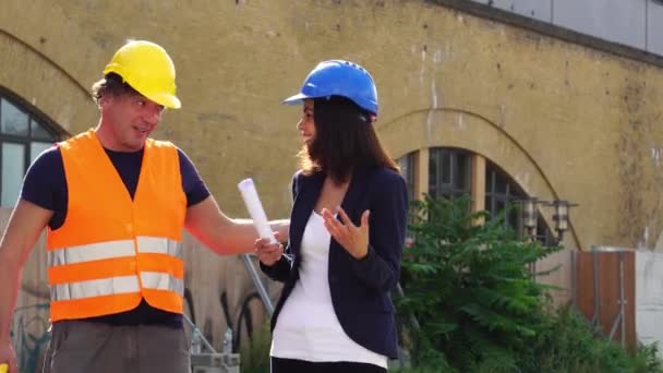 Engenheiros Masculinos Femininos Caminhando Conversando Durante Intervalo Trabalho — Vídeo de Stock