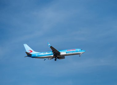 Roma, İtalya - 17 Ağustos 2019: Mavi gökyüzünde uçan Neos'tan uçak. Neos S.p.A. Merkezi Somma Lombardo'da ve Milano-Malpensa Havaalanı'ndaki ana üssü olan bir İtalyan eğlence havayolu şirketidir.