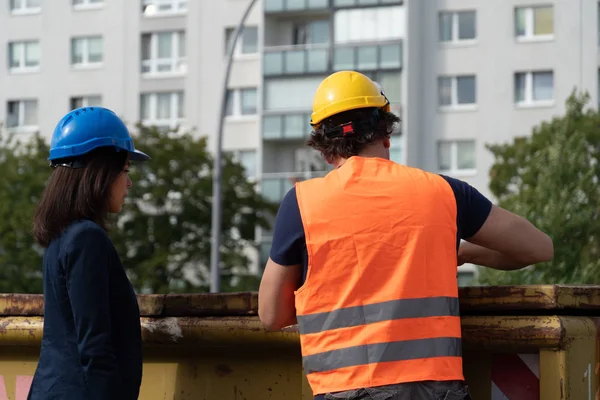 Voltar Virou Gerente Construção Vestindo Jaqueta Segurança Capacete Verificando Projetos — Fotografia de Stock