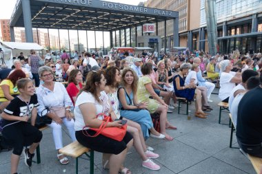 Berlin, Almanya - 31 Ağustos 2019: Potsdamer Platz'daki Uluslararası Yixue Sanat Festivali'nde halk, Çinli Lotus Grand Master Wei Ling Yi tarafından başlatılan etkinlik