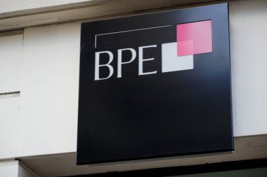 Roma, İtalya - 16 Mart 2019: Bpe Banque Prive Europenne tabelası, Fransız Banque Postale'ın özel bankası