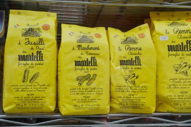 Roma, İtalya - 16 Mart 2019: Satılık İtalyan Martelli makarna bir süpermarket rafında görüntülenen