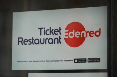 Paris, Fransa - 16 Mart 2019: Bir restoranın penceresinin dışında farklı çek ve bilet türlerini gösteren Edenred Ticket Restaurant etiketi kabul edilir